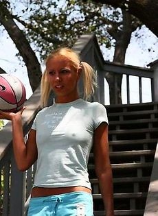 Slut jodi taylor tans sucks the gardenerin her backyard